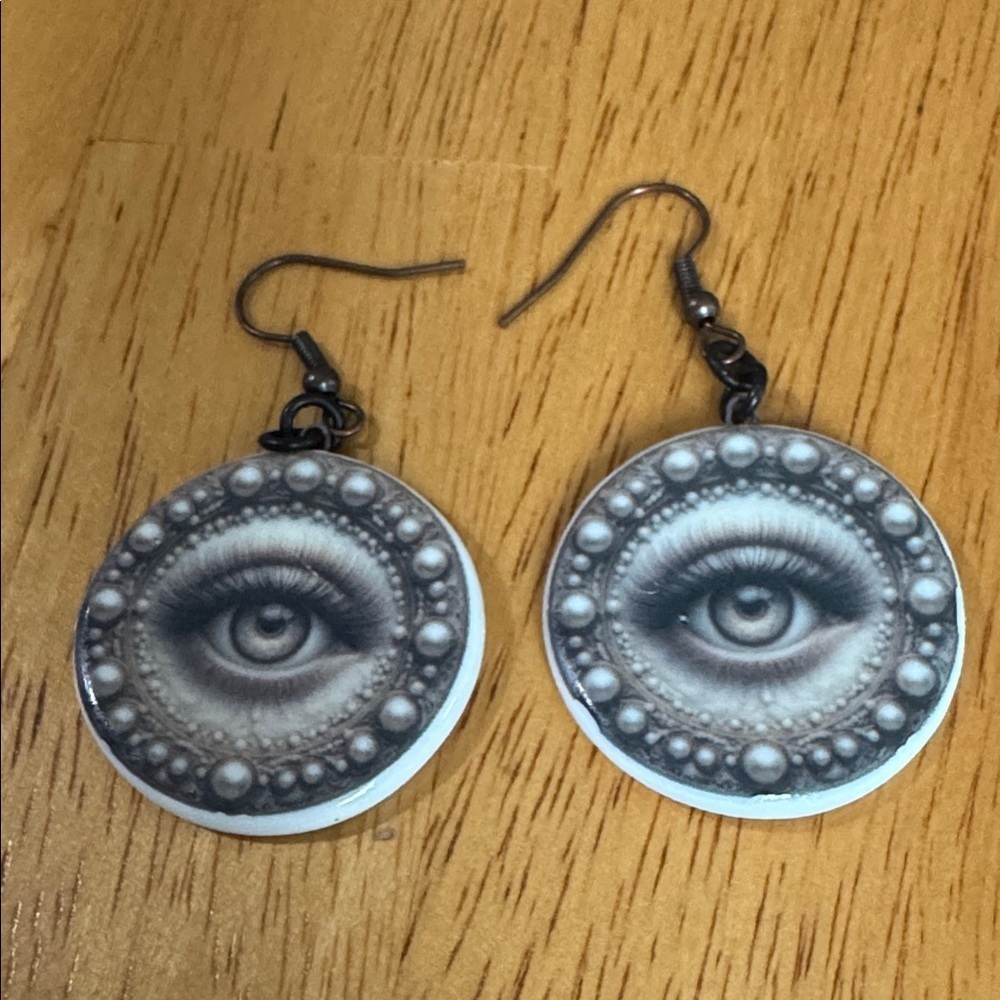 The eyes have it Earrings in Black and Gray